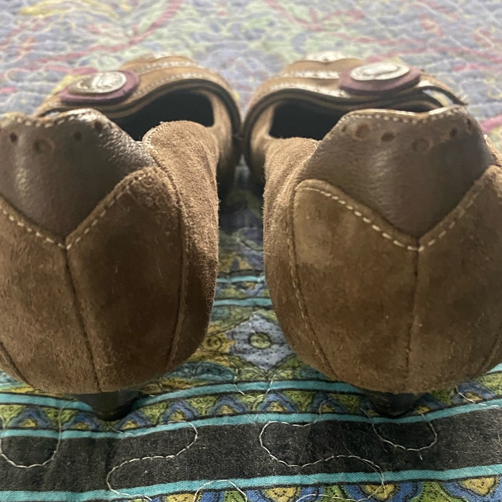 Chic Brown Suede shoes with Kitten Heels - Picture 4 of 9